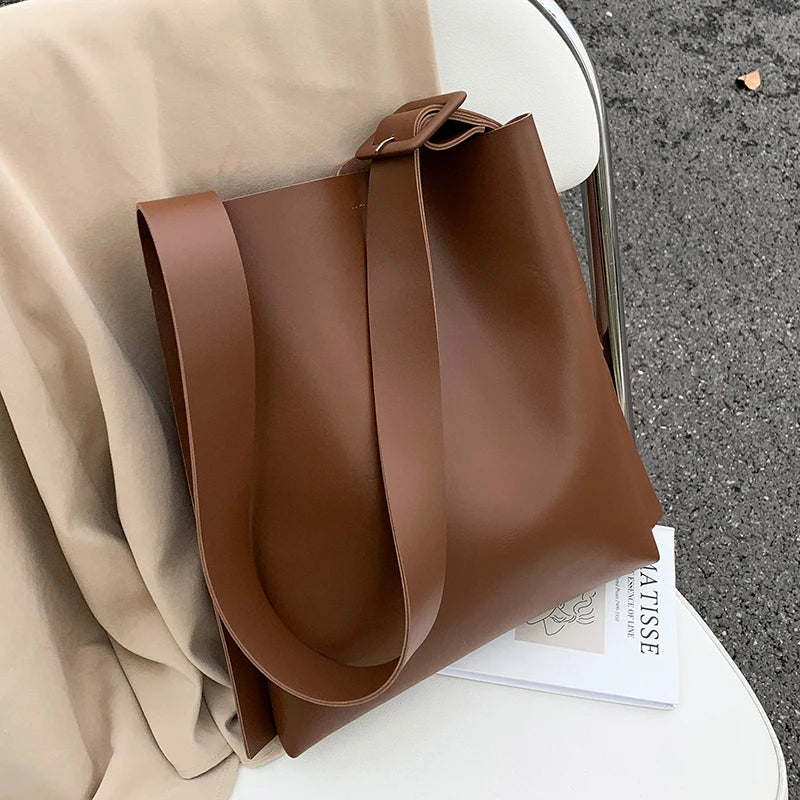 Tote Bag Women's Retro Soft Leather Underarm Bags 2023 New Autumn Winter Large Capacity Commute Bucket Shoulder Bags Trend