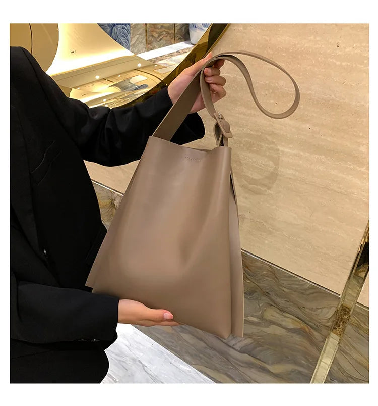 Tote Bag Women's Retro Soft Leather Underarm Bags 2023 New Autumn Winter Large Capacity Commute Bucket Shoulder Bags Trend