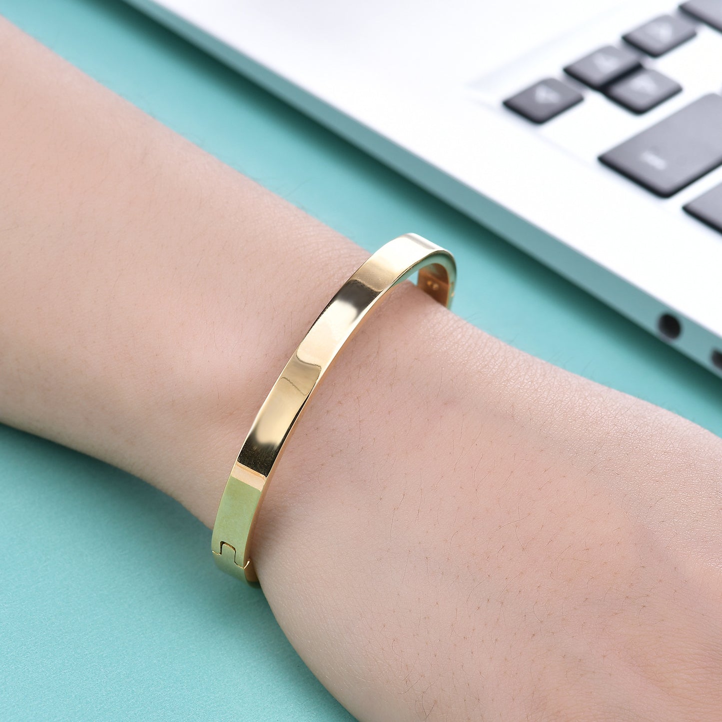 Simple Glossy Snap Bracelet For Women