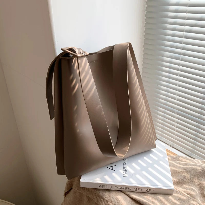 Tote Bag Women's Retro Soft Leather Underarm Bags 2023 New Autumn Winter Large Capacity Commute Bucket Shoulder Bags Trend