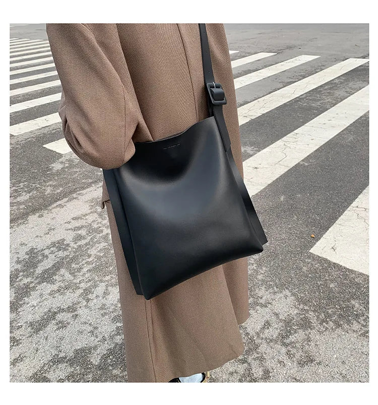 Tote Bag Women's Retro Soft Leather Underarm Bags 2023 New Autumn Winter Large Capacity Commute Bucket Shoulder Bags Trend