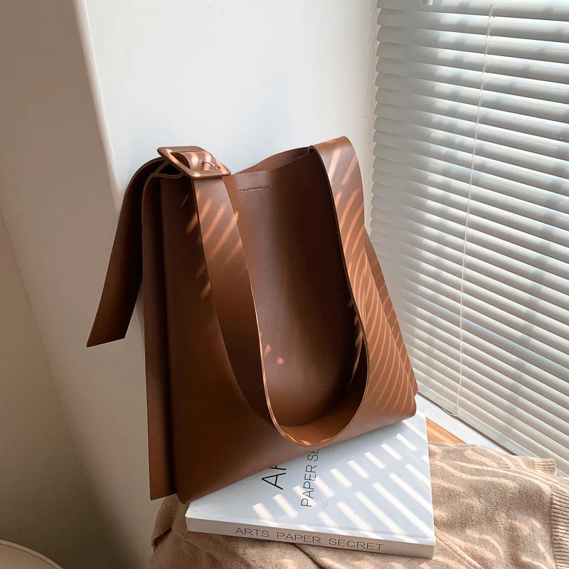 Tote Bag Women's Retro Soft Leather Underarm Bags 2023 New Autumn Winter Large Capacity Commute Bucket Shoulder Bags Trend