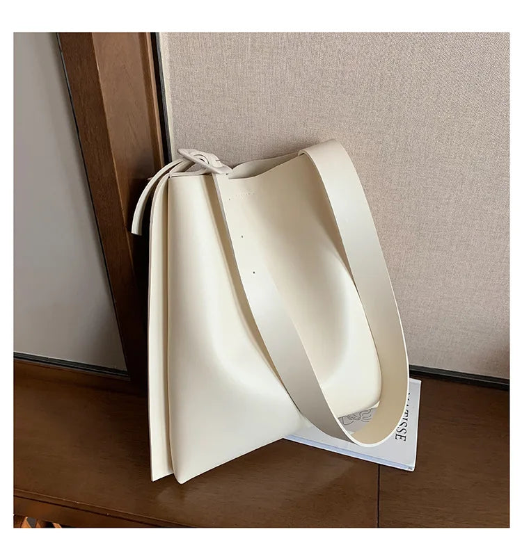 Tote Bag Women's Retro Soft Leather Underarm Bags 2023 New Autumn Winter Large Capacity Commute Bucket Shoulder Bags Trend