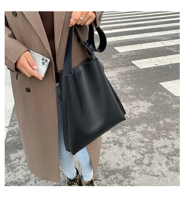 Tote Bag Women's Retro Soft Leather Underarm Bags 2023 New Autumn Winter Large Capacity Commute Bucket Shoulder Bags Trend